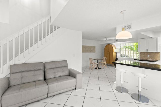 1045 SE 6th Avenue, Dania Beach, FL 33004