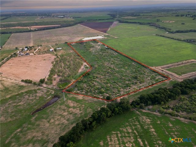 1236 County Road 7611, Devine, TX 78016