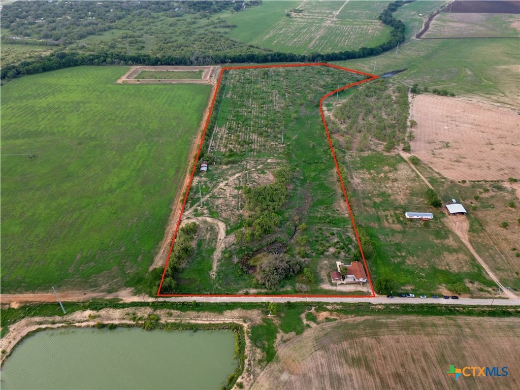 1236 County Road 7611, Devine, TX 78016