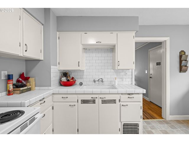 7206 Sw 3RD Ave, Portland, OR 97219