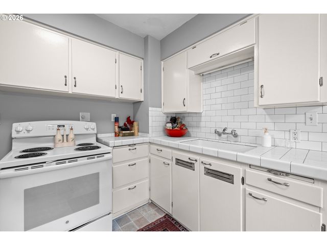 7206 Sw 3RD Ave, Portland, OR 97219