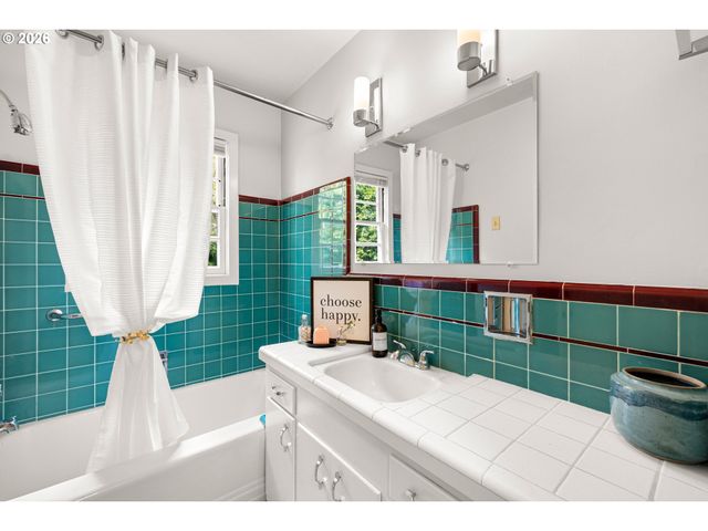 7206 Sw 3RD Ave, Portland, OR 97219