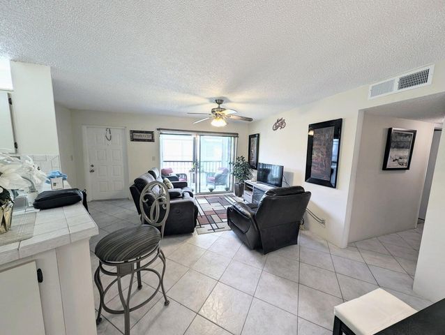 7515 S Oriole Boulevard 203, Delray Beach, FL 33446
