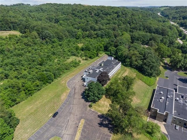 520 Pleasant Valley Rd, Trafford, PA 15085