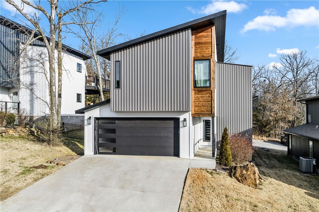 1757 E Paddock Road, Fayetteville, AR 72701