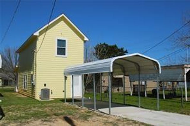 919 N Avenue C, Freeport, TX 77541