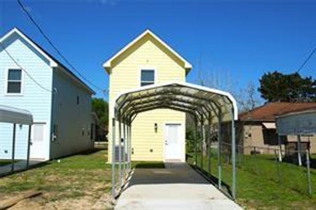 919 N Avenue C, Freeport, TX 77541
