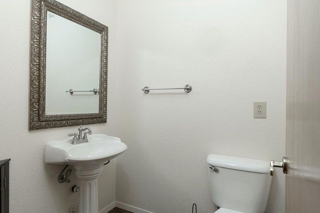 300 Colonial Drive, Grants Pass, OR 97526