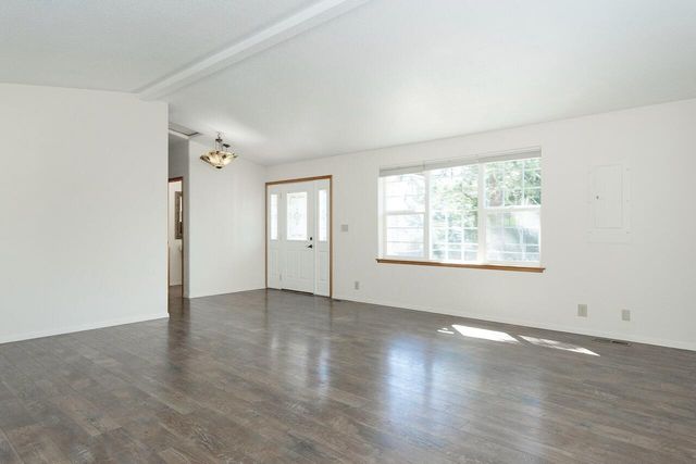 300 Colonial Drive, Grants Pass, OR 97526