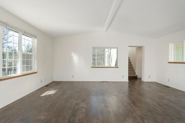 300 Colonial Drive, Grants Pass, OR 97526