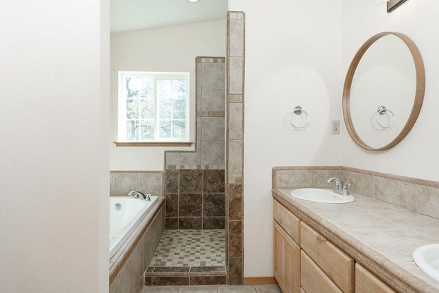 300 Colonial Drive, Grants Pass, OR 97526