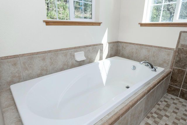 300 Colonial Drive, Grants Pass, OR 97526