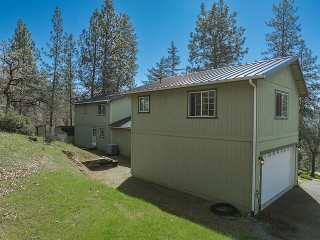 300 Colonial Drive, Grants Pass, OR 97526