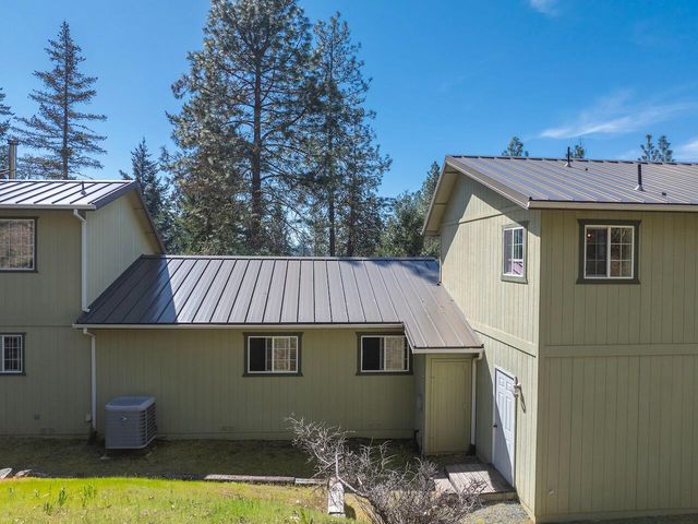 300 Colonial Drive, Grants Pass, OR 97526