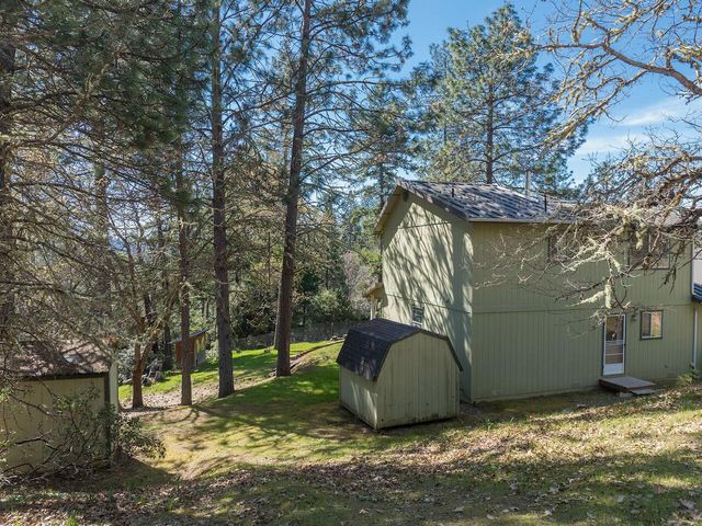 300 Colonial Drive, Grants Pass, OR 97526