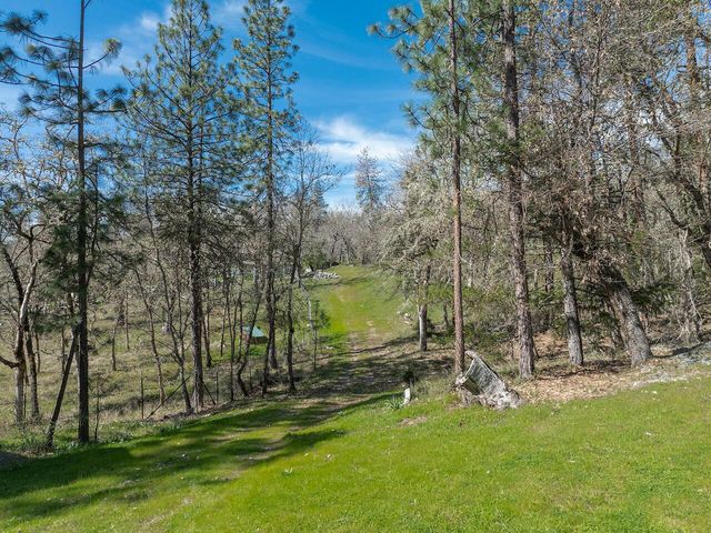 300 Colonial Drive, Grants Pass, OR 97526