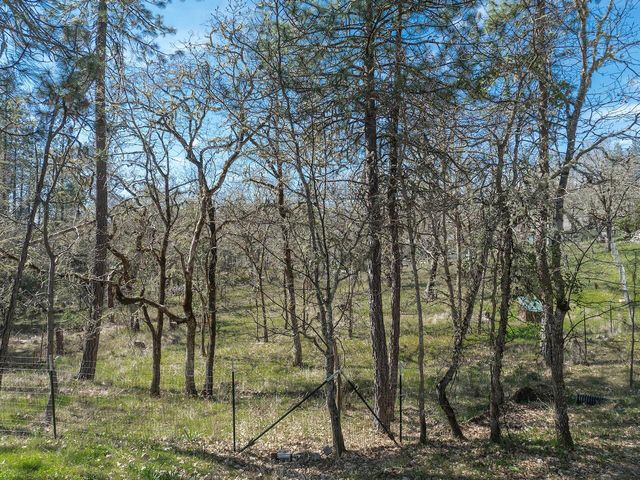 300 Colonial Drive, Grants Pass, OR 97526