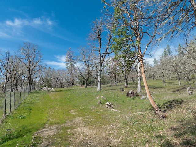 300 Colonial Drive, Grants Pass, OR 97526