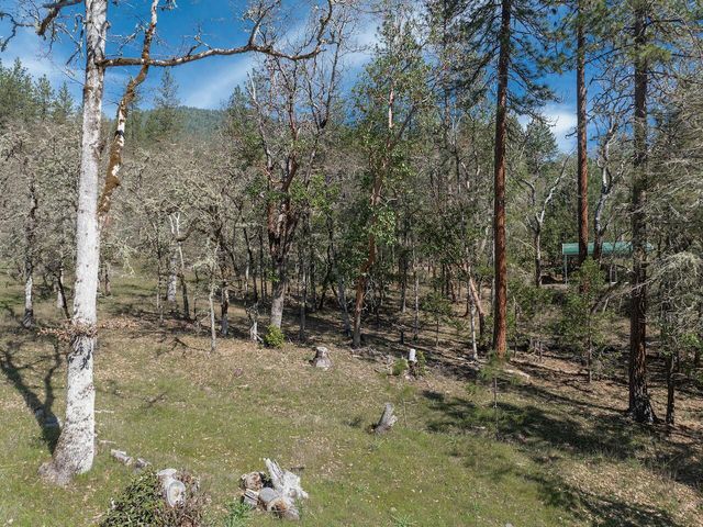 300 Colonial Drive, Grants Pass, OR 97526