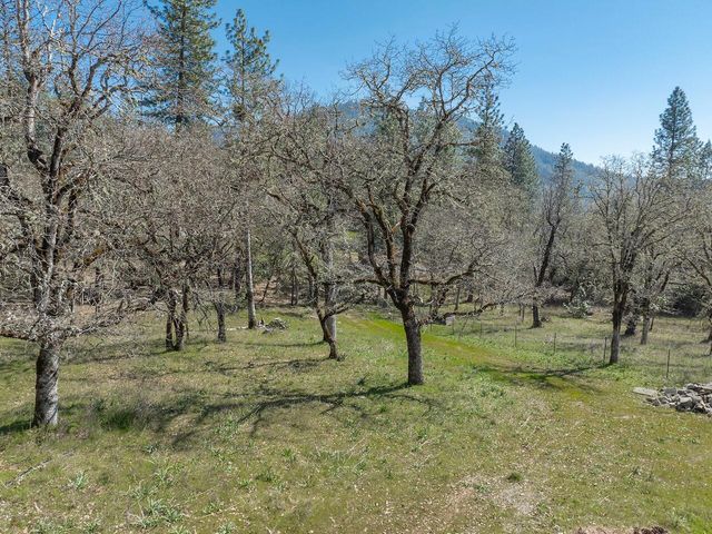 300 Colonial Drive, Grants Pass, OR 97526