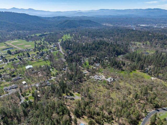 300 Colonial Drive, Grants Pass, OR 97526