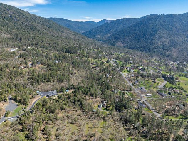 300 Colonial Drive, Grants Pass, OR 97526