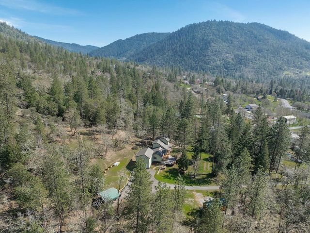 300 Colonial Drive, Grants Pass, OR 97526