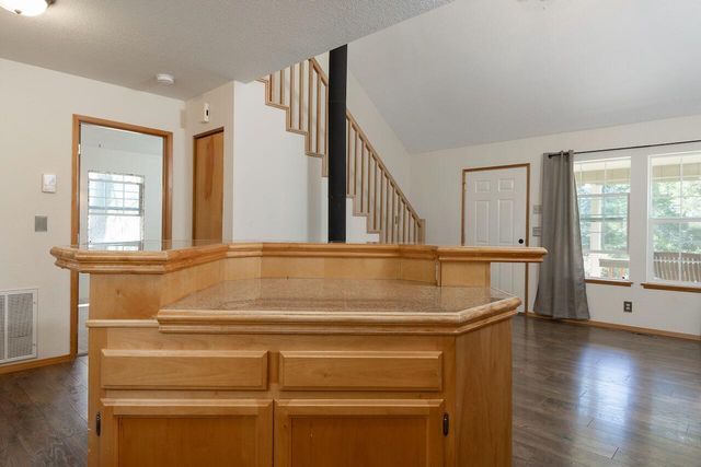 300 Colonial Drive, Grants Pass, OR 97526