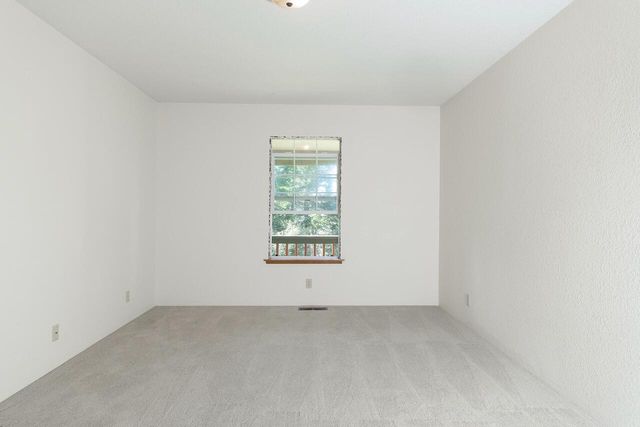 300 Colonial Drive, Grants Pass, OR 97526