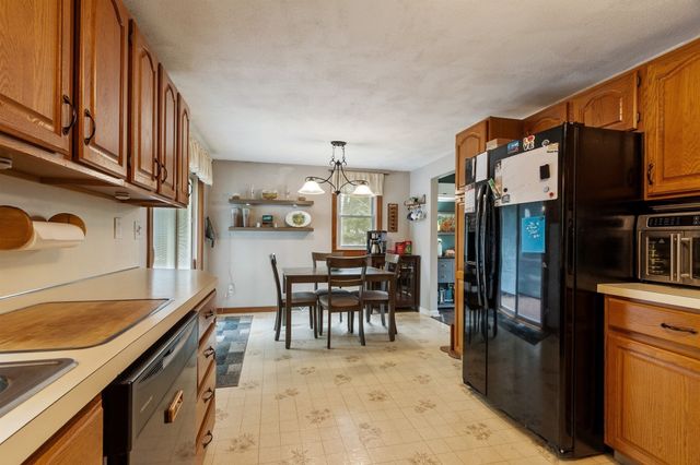 7 N Lakeview Rd, Norton, MA 02766