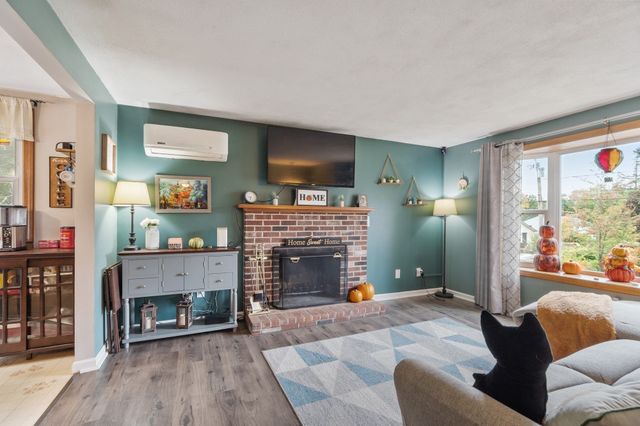 7 N Lakeview Rd, Norton, MA 02766