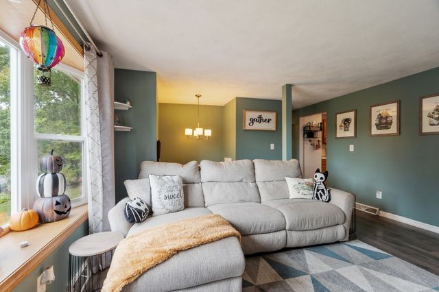 7 N Lakeview Rd, Norton, MA 02766