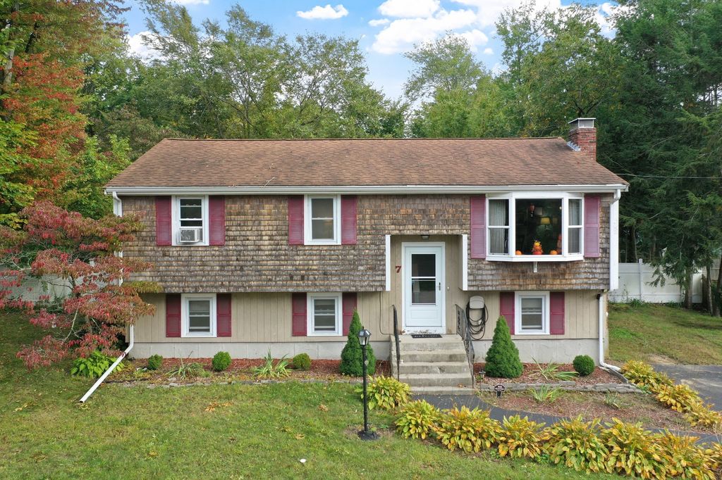 7 N Lakeview Rd, Norton, MA 02766
