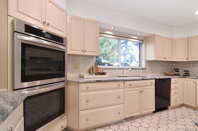 32 Stellar Place, Pelham, NY 10803