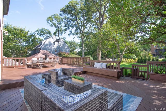 32 Stellar Place, Pelham, NY 10803