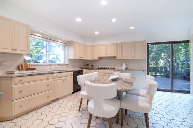 32 Stellar Place, Pelham, NY 10803