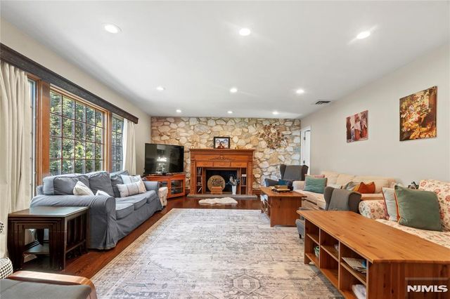 10 Allendale Road, Saddle River, NJ 07458