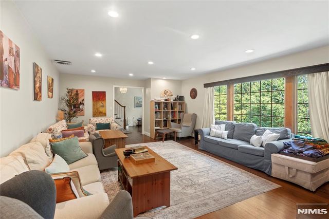 10 Allendale Road, Saddle River, NJ 07458