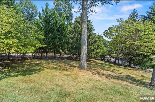 10 Allendale Road, Saddle River, NJ 07458