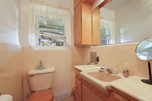 4678 E Woodbridge Rd, Acampo, CA 95220