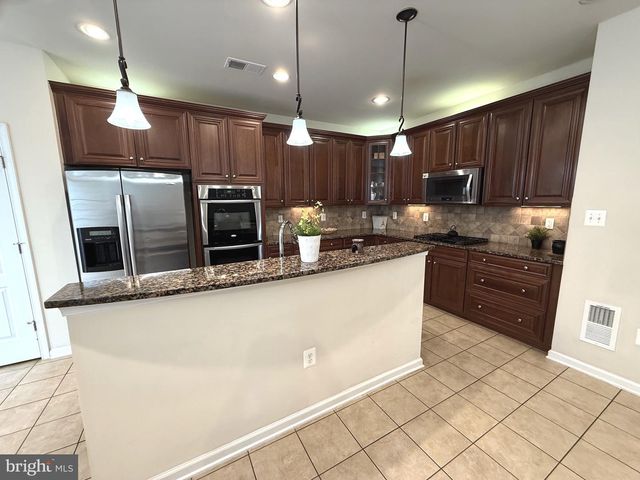 19410 FRONT ST, Leesburg, VA 20176