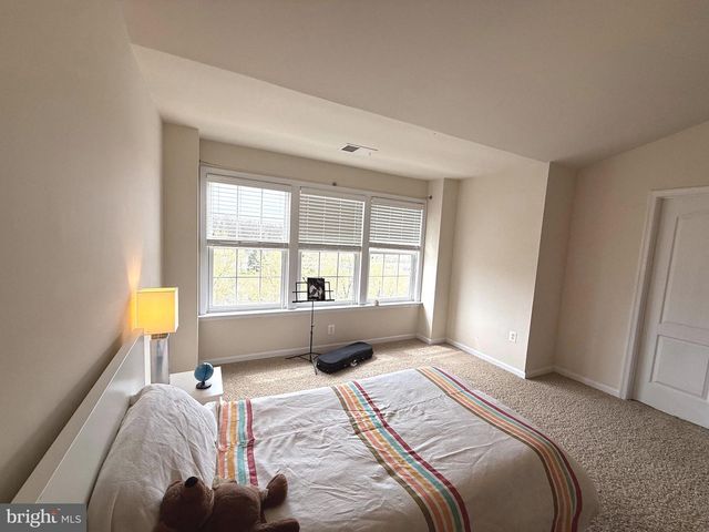 19410 FRONT ST, Leesburg, VA 20176