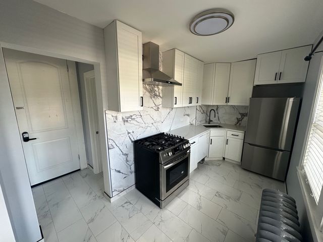 6 S Monterey Avenue E, Villa Park, IL 60181