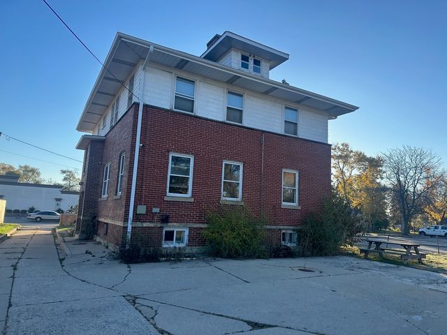 6 S Monterey Avenue E, Villa Park, IL 60181