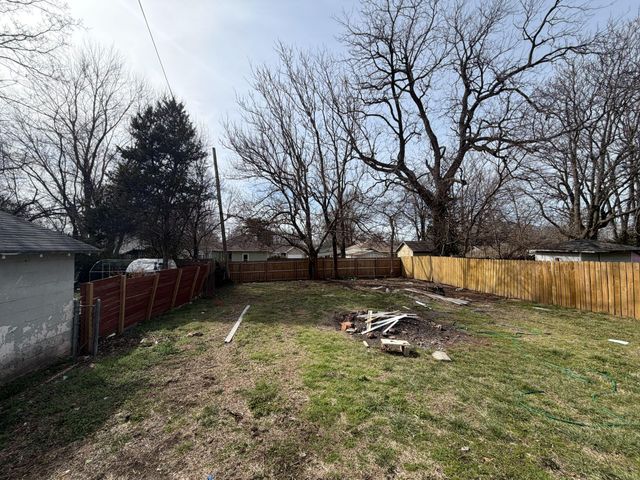 2243 N Taylor Avenue, Springfield, MO 65803