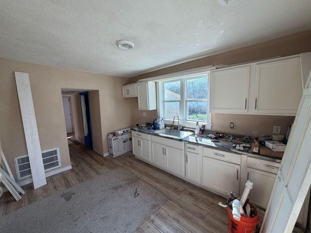 2243 N Taylor Avenue, Springfield, MO 65803