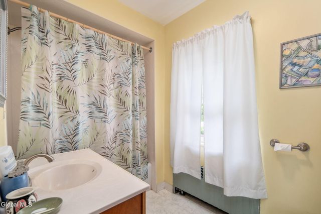 12 Central Avenue, Ravena, NY 12143