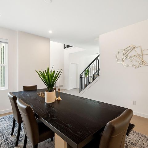 1 Sparrowglen LN, The Hills, TX 78738