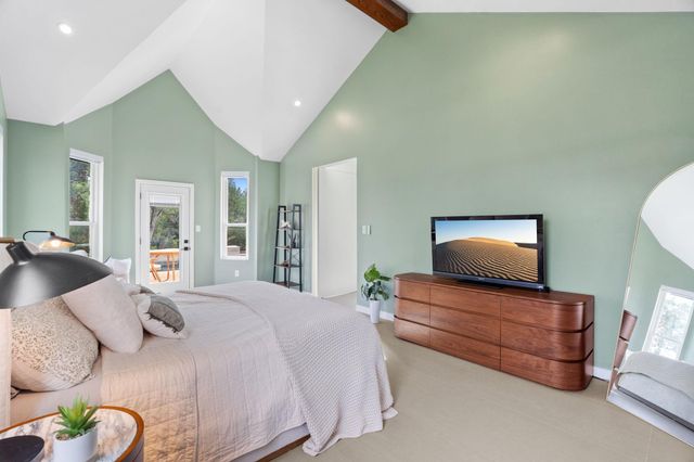 1 Sparrowglen LN, The Hills, TX 78738