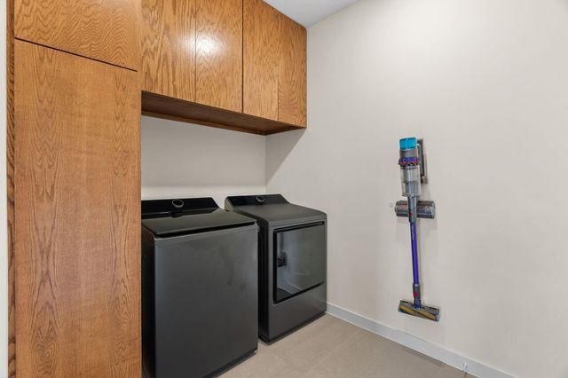 1 Sparrowglen LN, The Hills, TX 78738